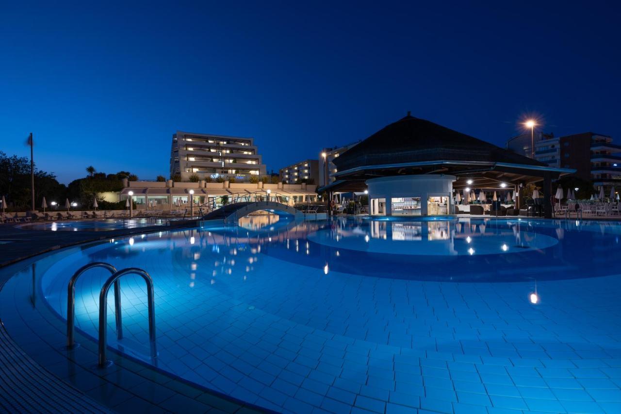 萨伏伊海滩温泉水疗酒店 比比翁 外观 照片 The resort at night