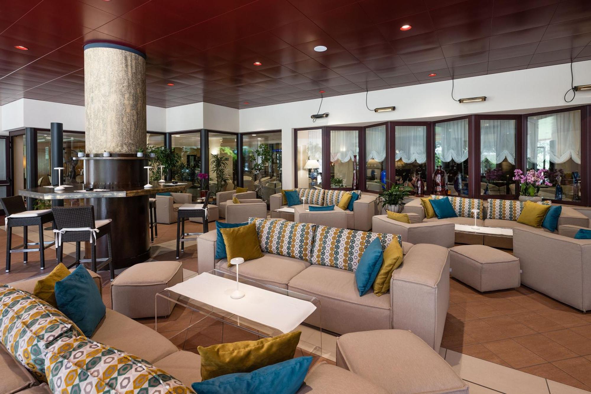 萨伏伊海滩温泉水疗酒店 比比翁 外观 照片 The lounge at the airport