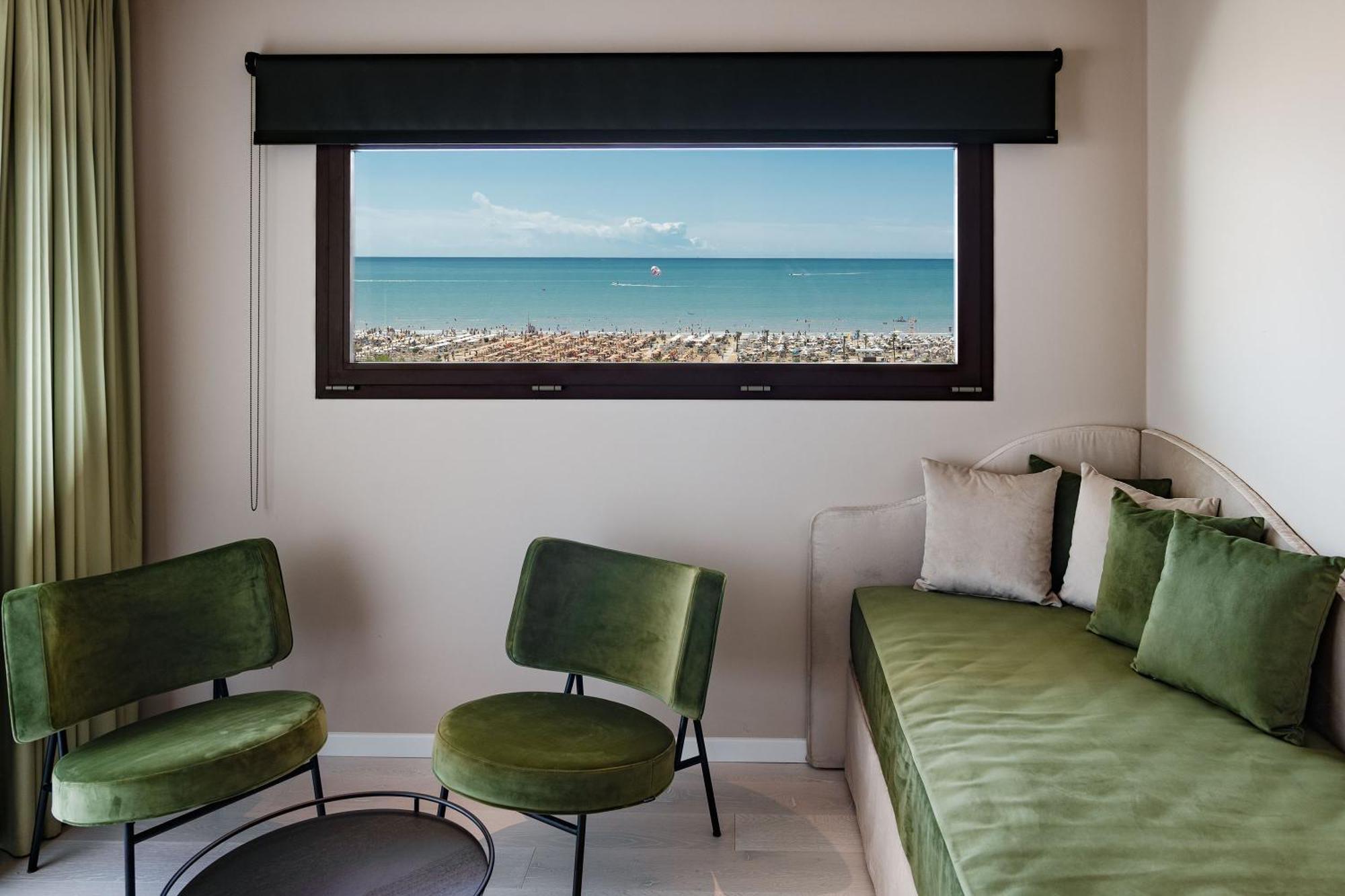 萨伏伊海滩温泉水疗酒店 比比翁 外观 照片 A window with a view of the sea
