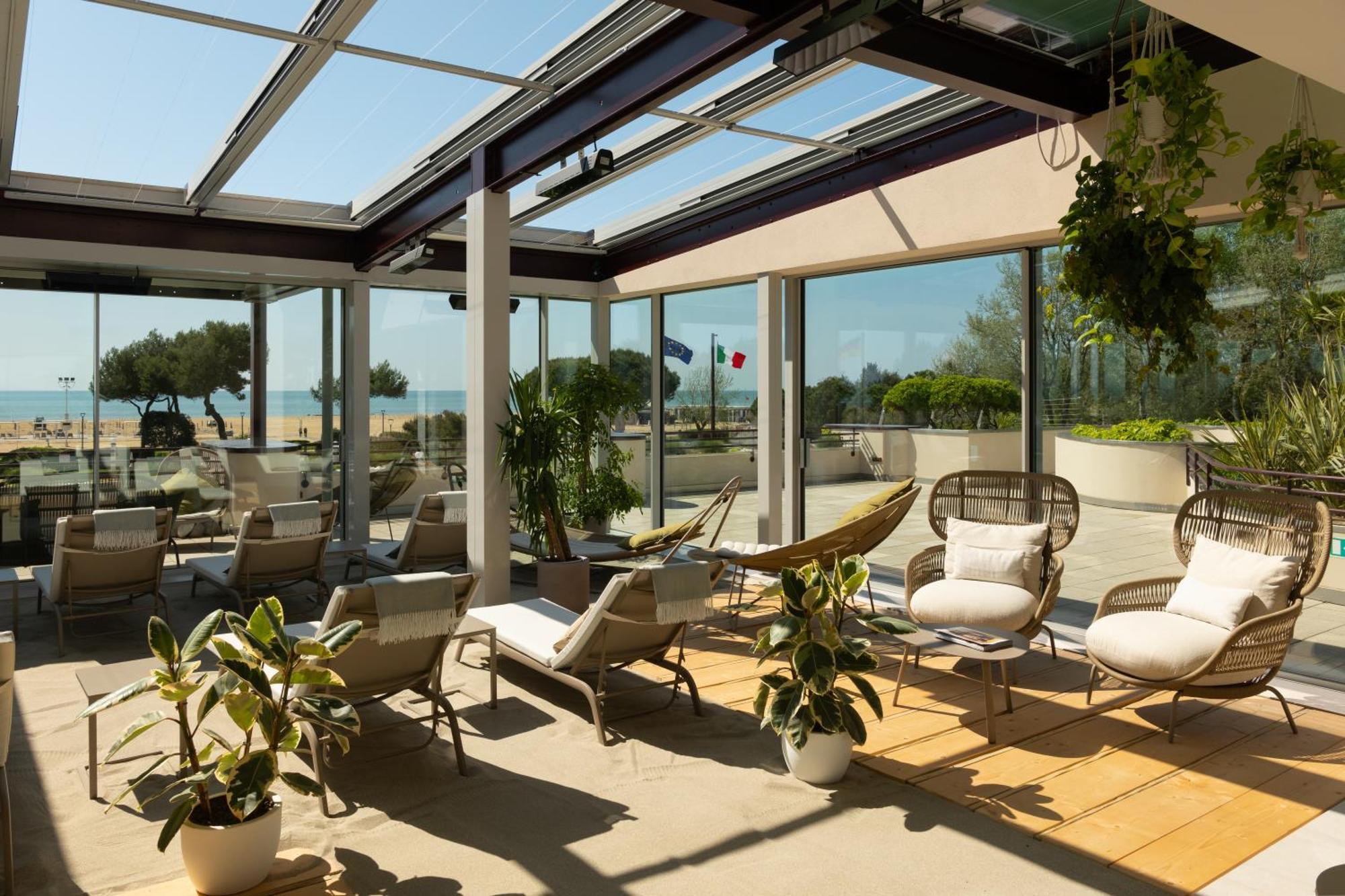 萨伏伊海滩温泉水疗酒店 比比翁 外观 照片 The hotel's rooftop lounge